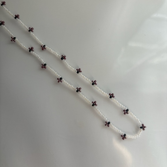 Elegant Pearl and Floral Necklace - Picture 4 of 7